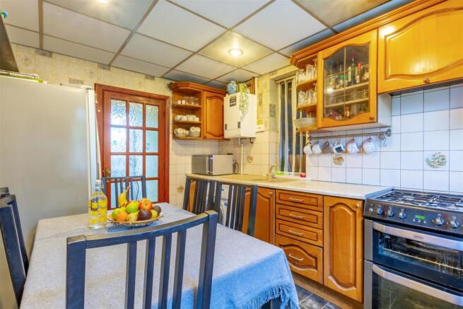 Kitchen_4-HDR copy.jpg