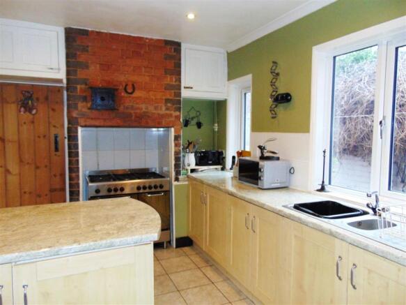 Kitchen 1.JPG