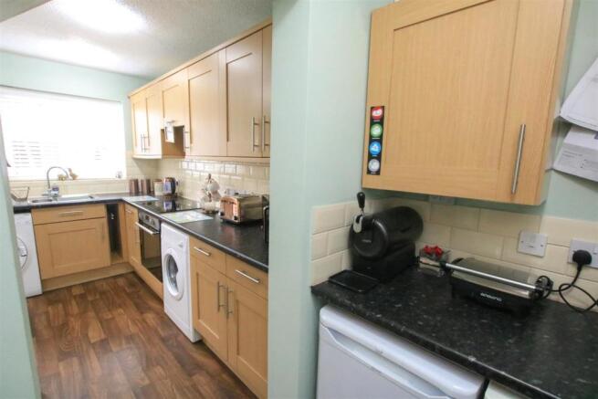 MODERN FITTED KITCHEN