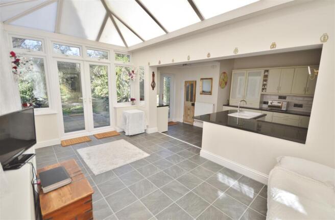 CONSERVATORY/DINING AREA