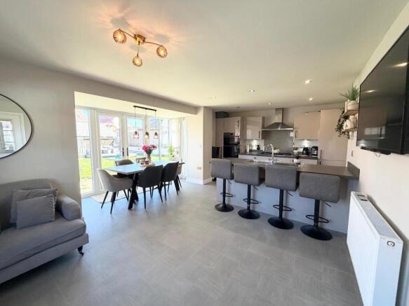 4 bed Detached for sale Image 8