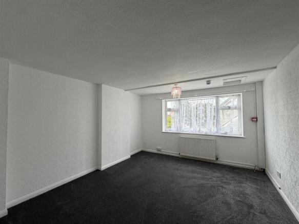 2 bed Ground Flat to rent Image 4