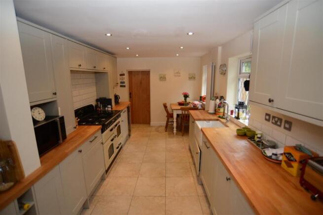IMPRESSIVE BREAKFASTING KITCHEN