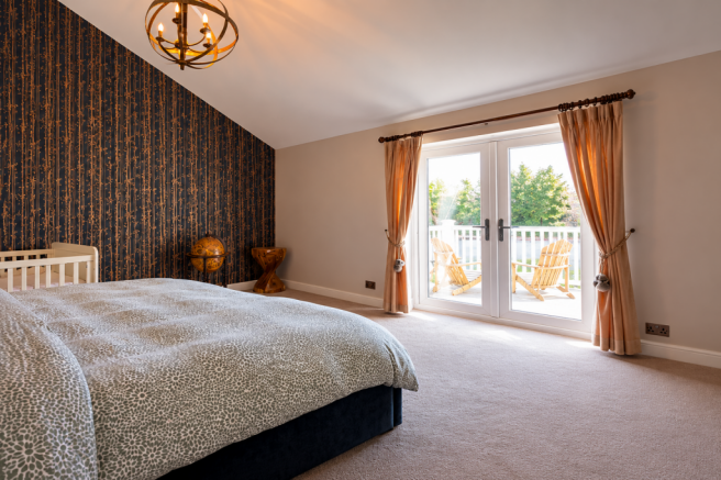 5 bed Detached for sale Image 11