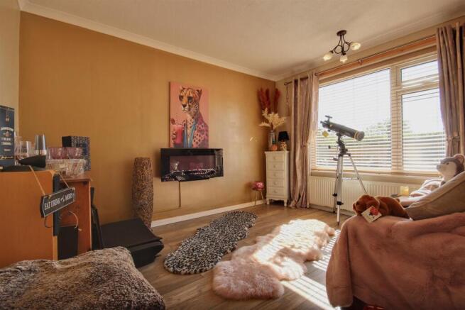 4 bed Detached Bungalow for sale Image 9