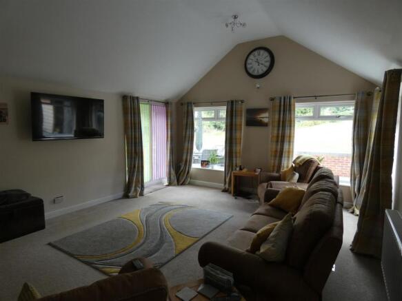OPEN PLAN LOUNGE/DINING AREA