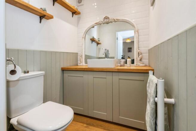 5 bed Detached for sale Image 7