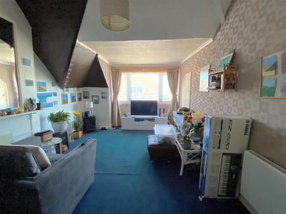 Flat 3, 30 Eversley Rd - Lounge1.jpg