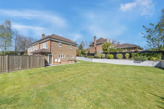 Westmoreland Ruxley Crescent Claygate KT10-04.jpg