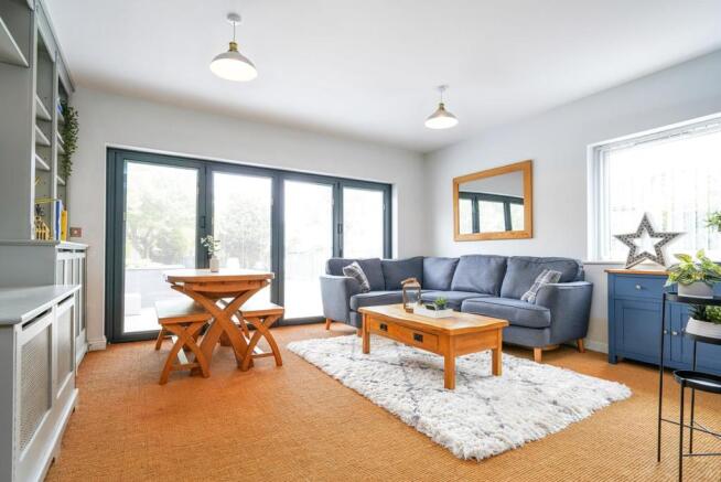 Lounge/Dining Room