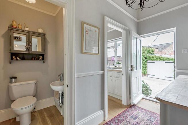 GUEST CLOAKROOM