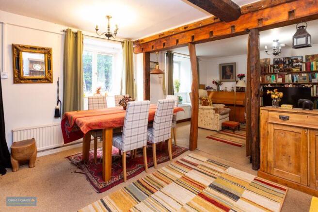 Sitting Room/Dining Area