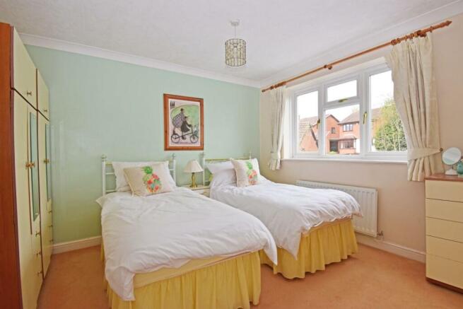 12 Wheelwright Close, bed 2.jpg