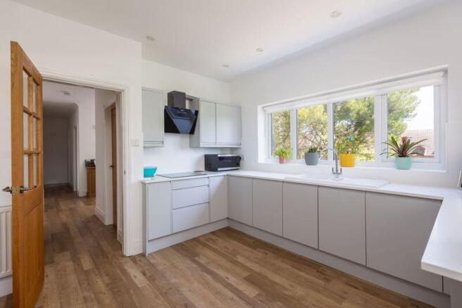 5 bed Detached for sale Image 10