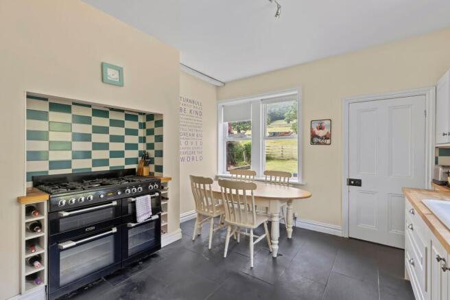 6 bed Semi-Detached for sale Image 11