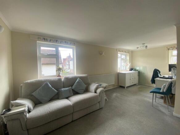 10 Lewins Ct - Lounge2.jpg