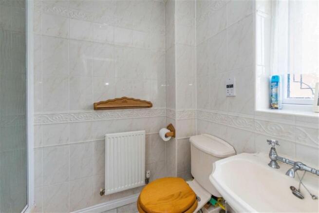 EN-SUITE SHOWER ROOM