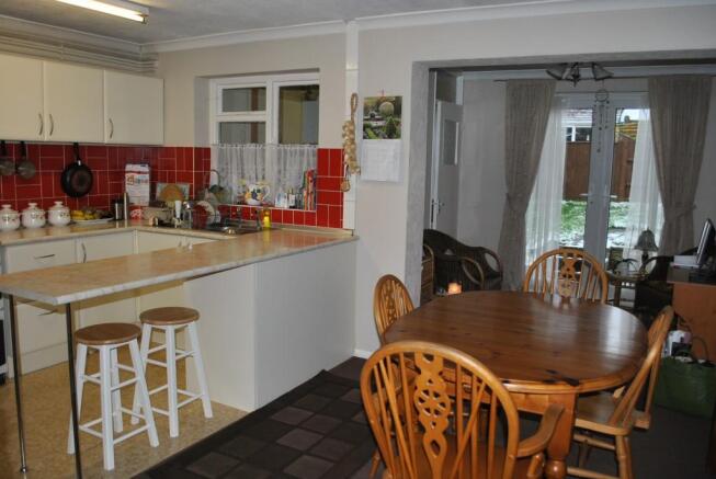 KITCHEN/DINING ROOM