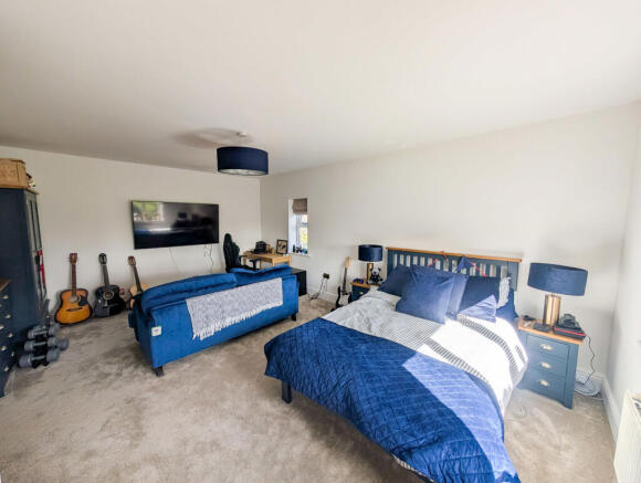 5 bed Detached for sale Image 12