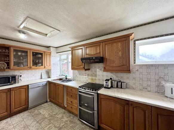 KITCHEN/BREAKFAST ROOM