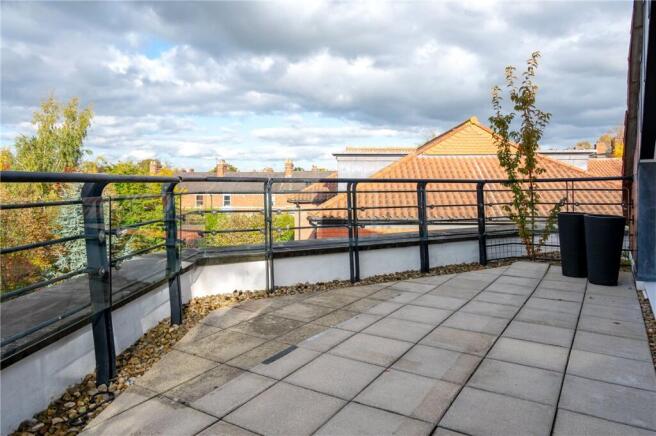 3 bed Penthouse to rent Image 6