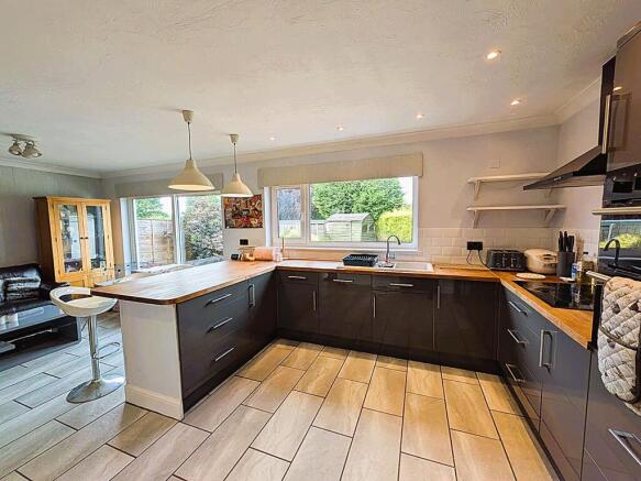 4 bed Semi-Detached for sale Image 8