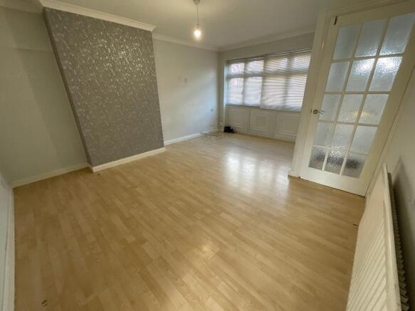 LIVING ROOM 16'2 x 12'4