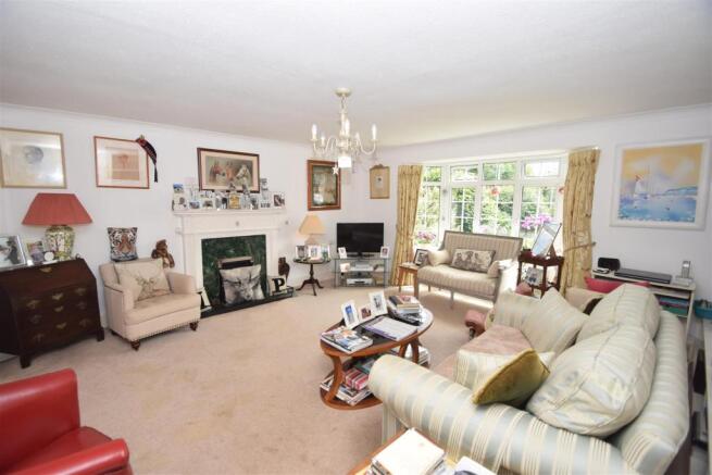 SITTING/LIVING ROOM