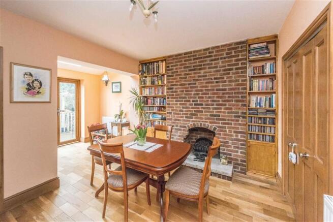 WELL PROPORTIONED DINING ROOM