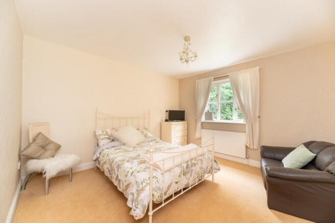 5 bed Detached for sale Image 11