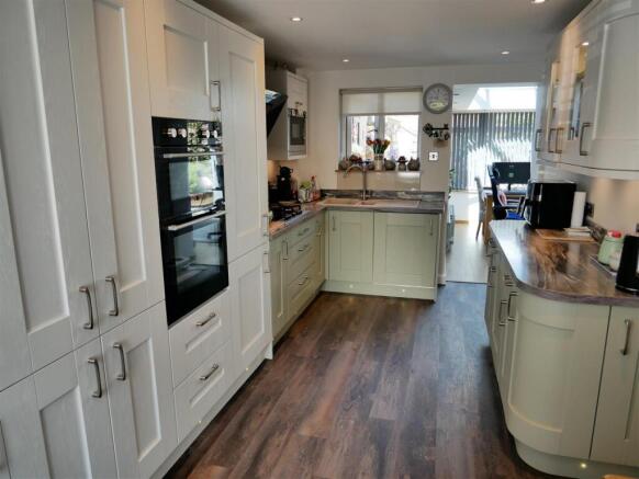 FITTED DINING KITCHEN