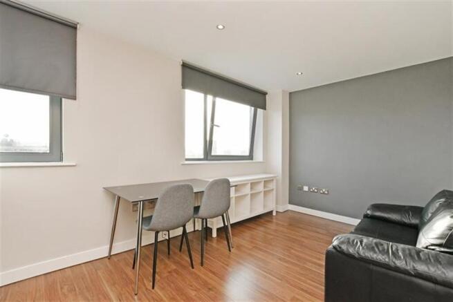 Studio to rent Image 8