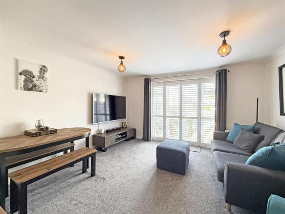 Pennycross Close 33 - Lounge.jpg