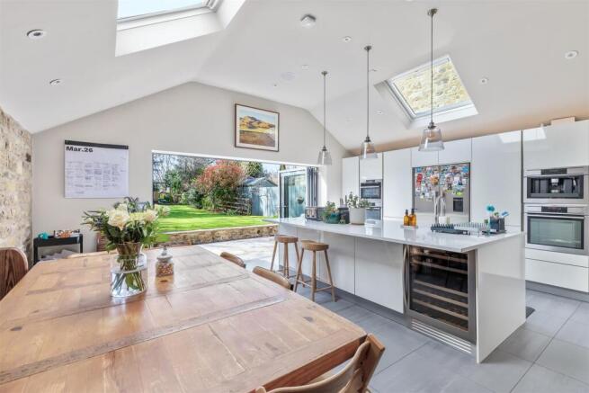 5 bed Semi-Detached for sale Image 4