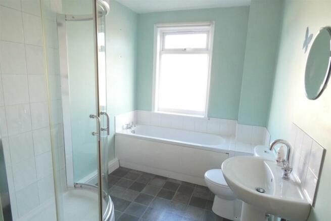SPACIOUS BATHROOM