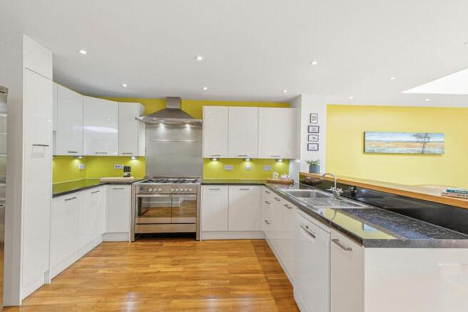 5 bed Detached for sale Image 5