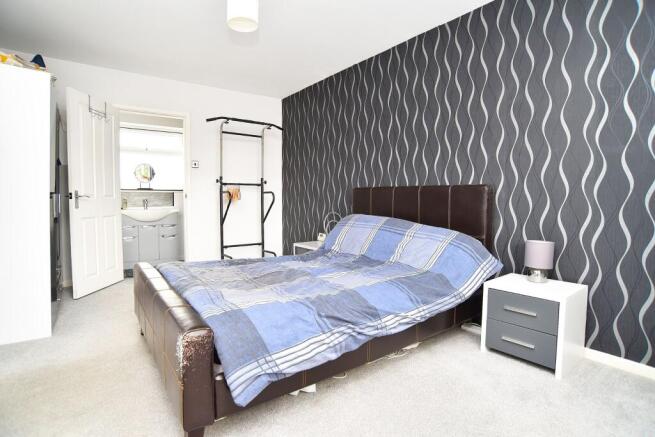 5 bed Semi-Detached for sale Image 9