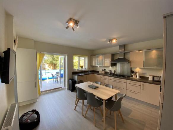 KITCHEN/FAMILY ROOM