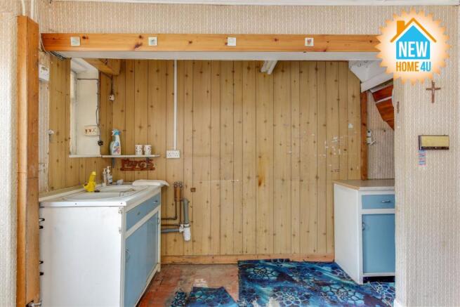 KITCHEN / DINING ROOM: