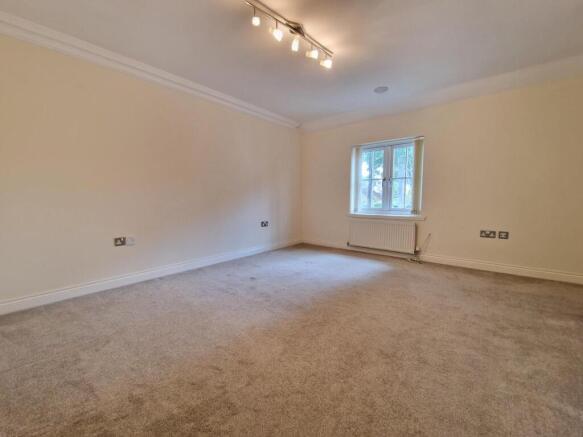 2 bed Terraced to rent Image 4