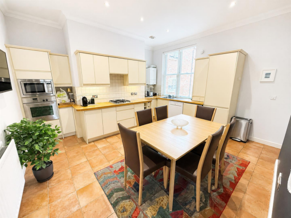 Spacious Dining Kitchen