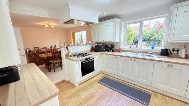 4 bed Detached for sale Image 4