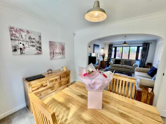 Dining Area & Lounge 
