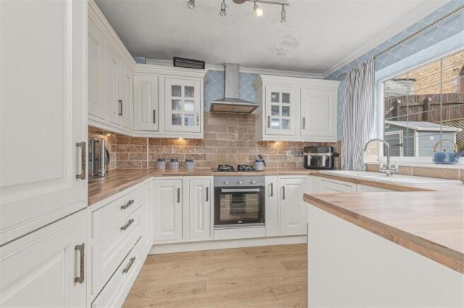 3 bed Semi-Detached for sale Image 6
