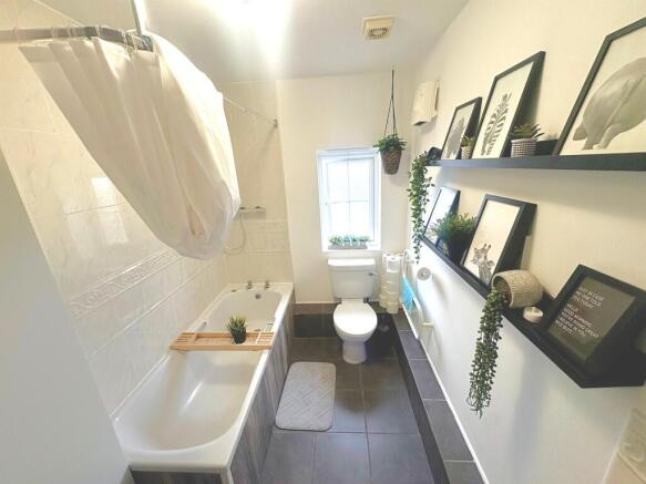2 bed Flat for sale Image 5