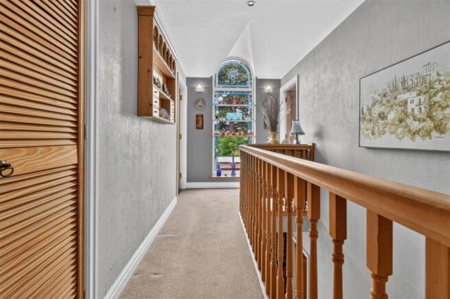 5 bed Detached for sale Image 12