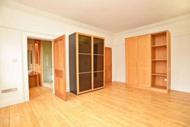 3 bed Flat to rent Image 10