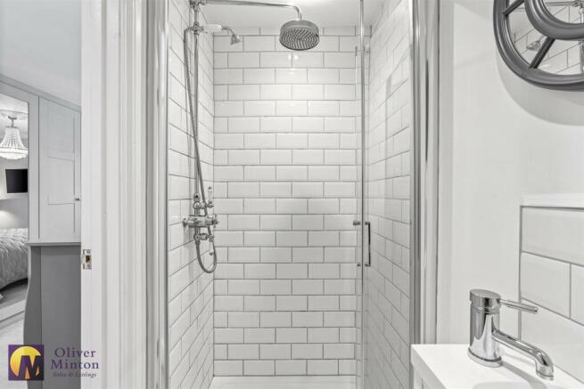 LUXURY EN-SUITE SHOWER ROOM