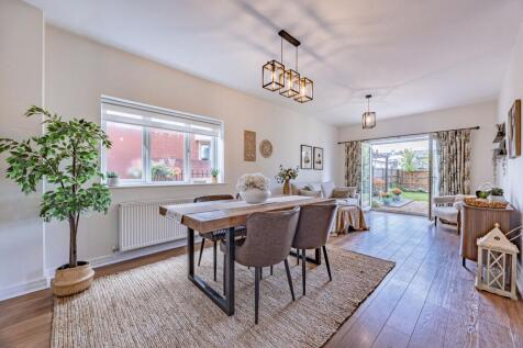 Maple Road, Bramhall, SK7