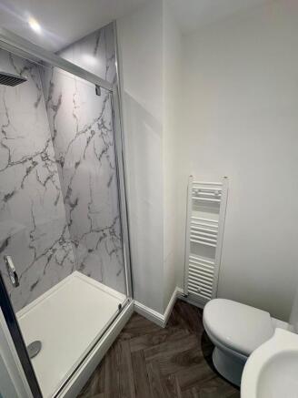 4 bed House to rent Image 8